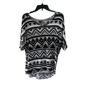 Rue 21 Black and White Geometric Patterned Women's Top